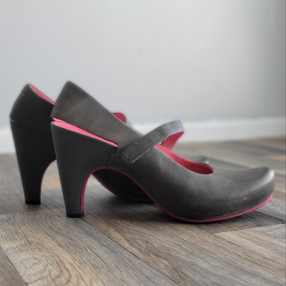 Grey/brown Tsubo leather sling back Mary Jane heels